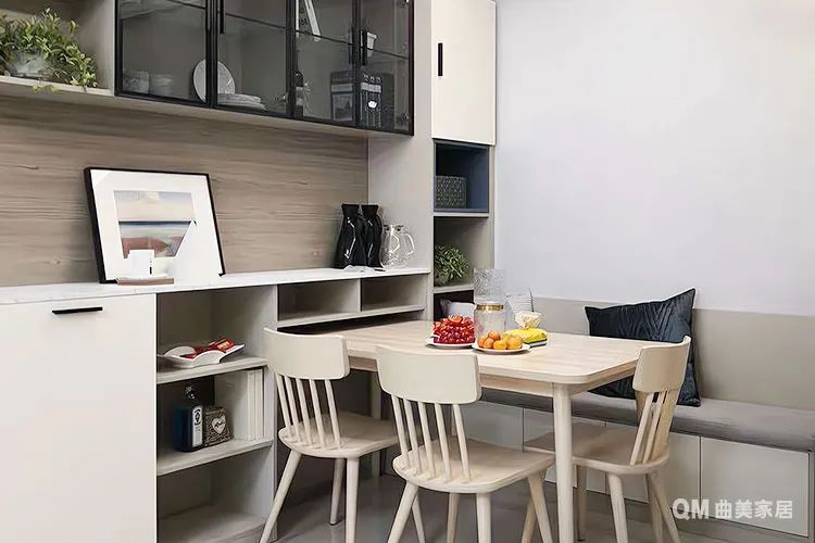 小户型节省空间餐边柜ⅹ卡座客餐厅位于同一方正空间中,可以将电视墙