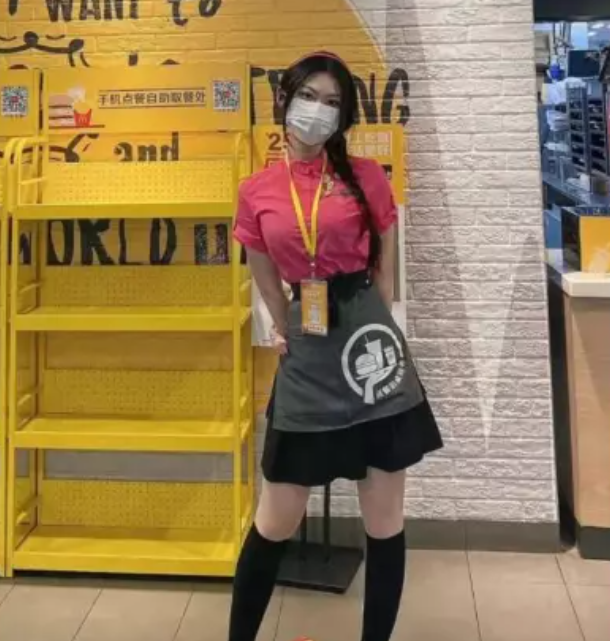 麦当劳大战肯德基,制服黑丝小姐姐出马,肯德基疯狂星期四败得不冤