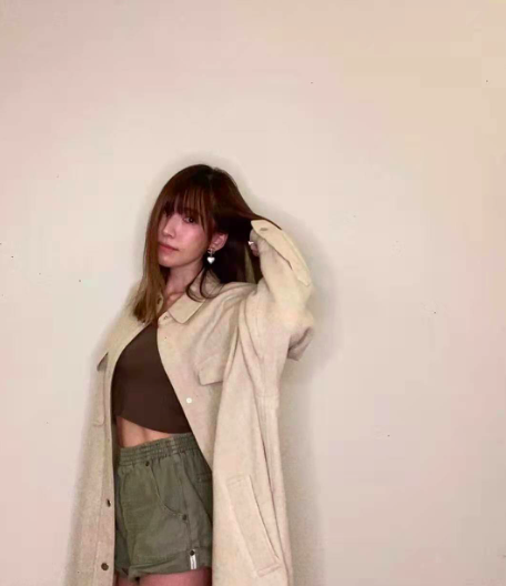 陈若仪穿风衣拍写真 林志颖老婆仰头掩嘴傻笑小拇指钻戒惹眼