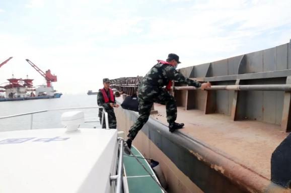 广州海警局查获首起非法向海洋倾废案