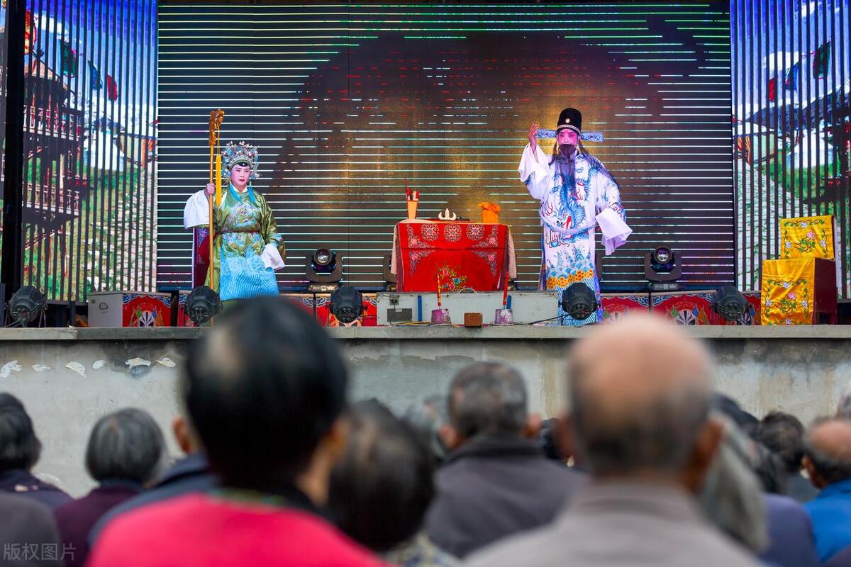 世界是个巨大的草台班子,我们都在凑合过日子