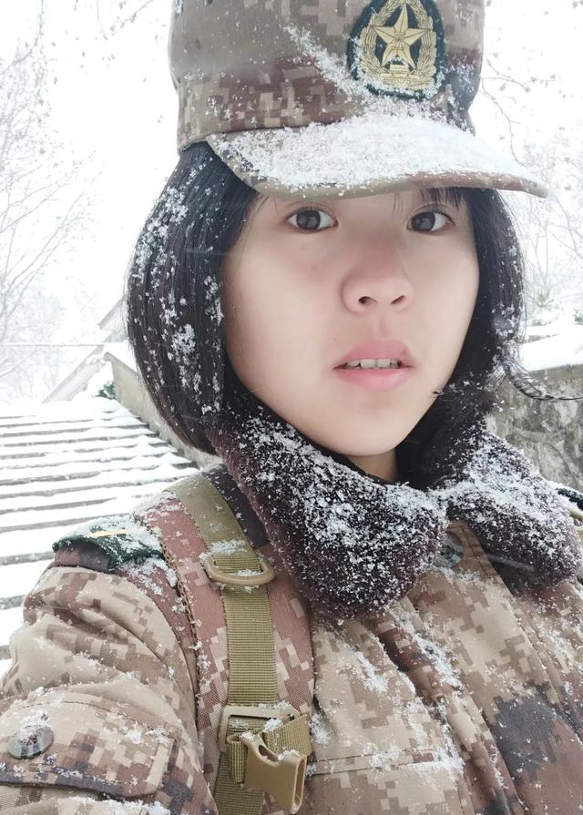 77集团军女特战排长3公里11′50,长得美跑得快,你根本追不上!