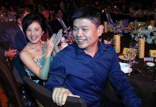 富豪丁健为娶央视主持人许戈辉,直接给前妻1个亿,抛弃2个孩子