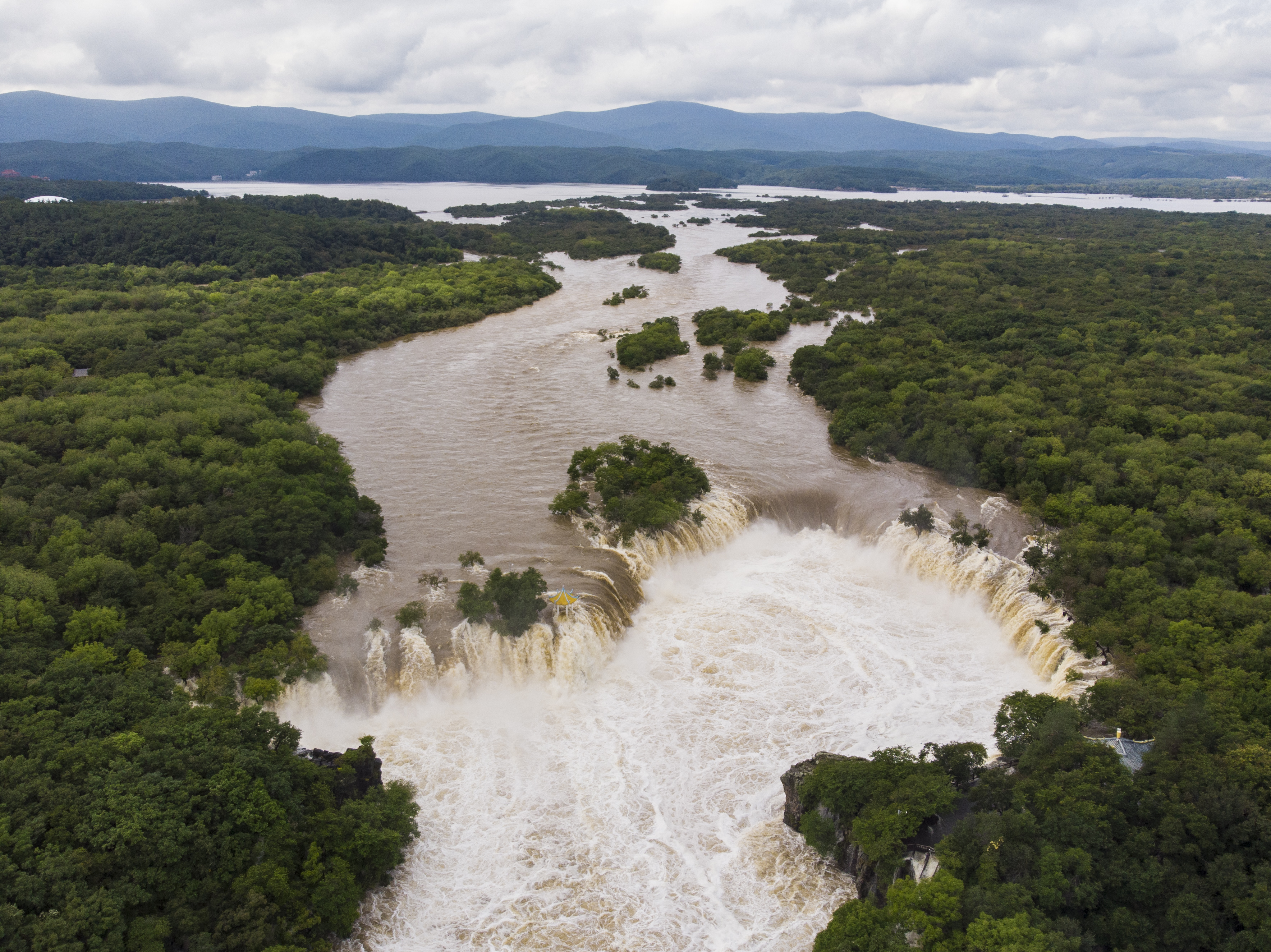 牡丹江镜泊湖吊水楼瀑布现"三面溢流"壮观景象(2)