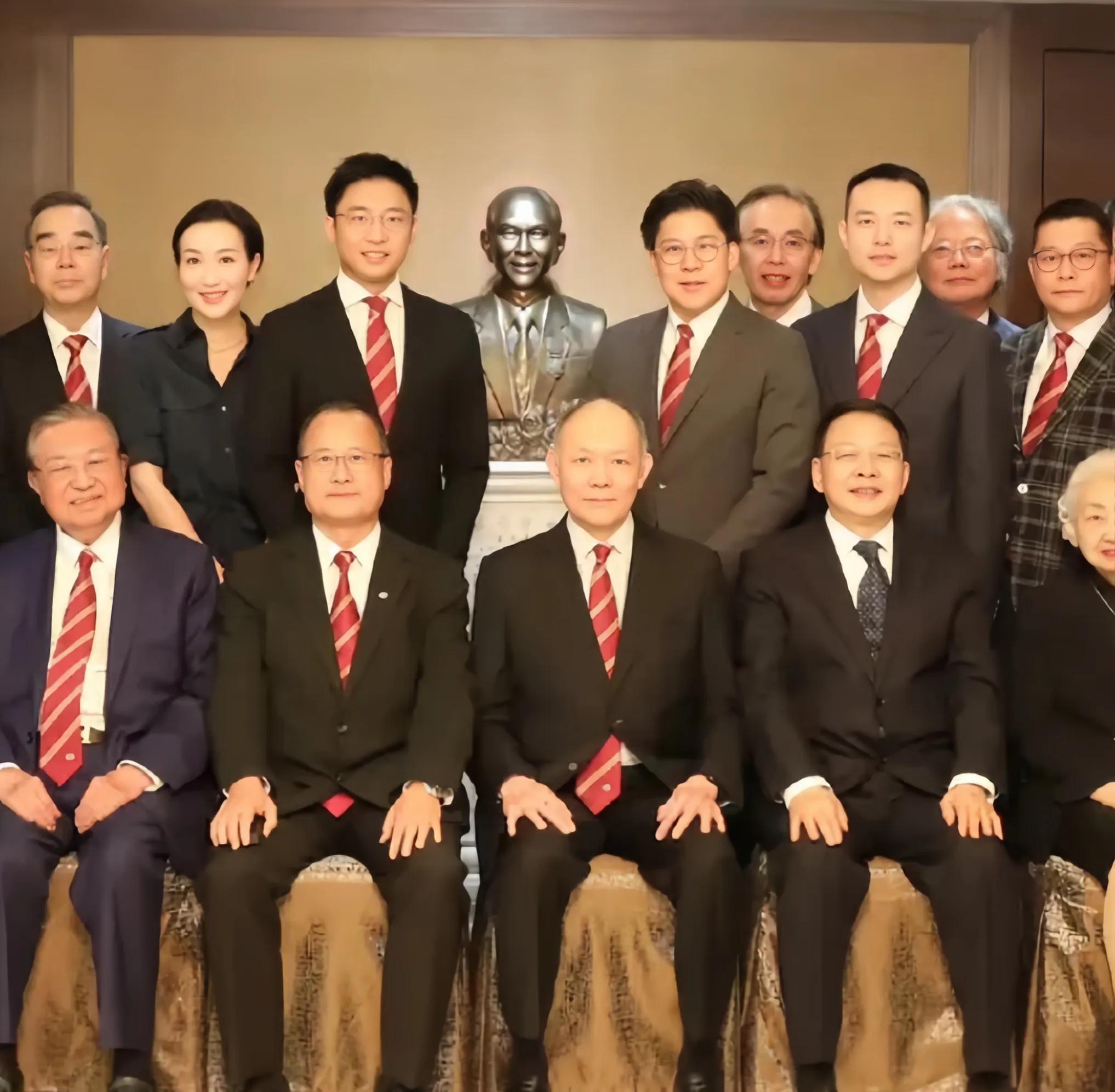 霍英东诞辰一百周年!霍思纬短发黑衬衫惊艳,霍启刚和二叔坐头排