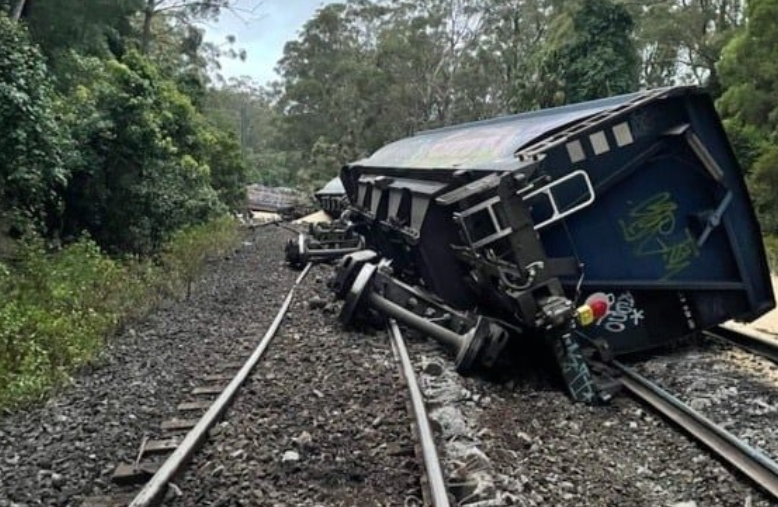 澳大利亚新州一货运列车脱轨 车上载有千吨谷物