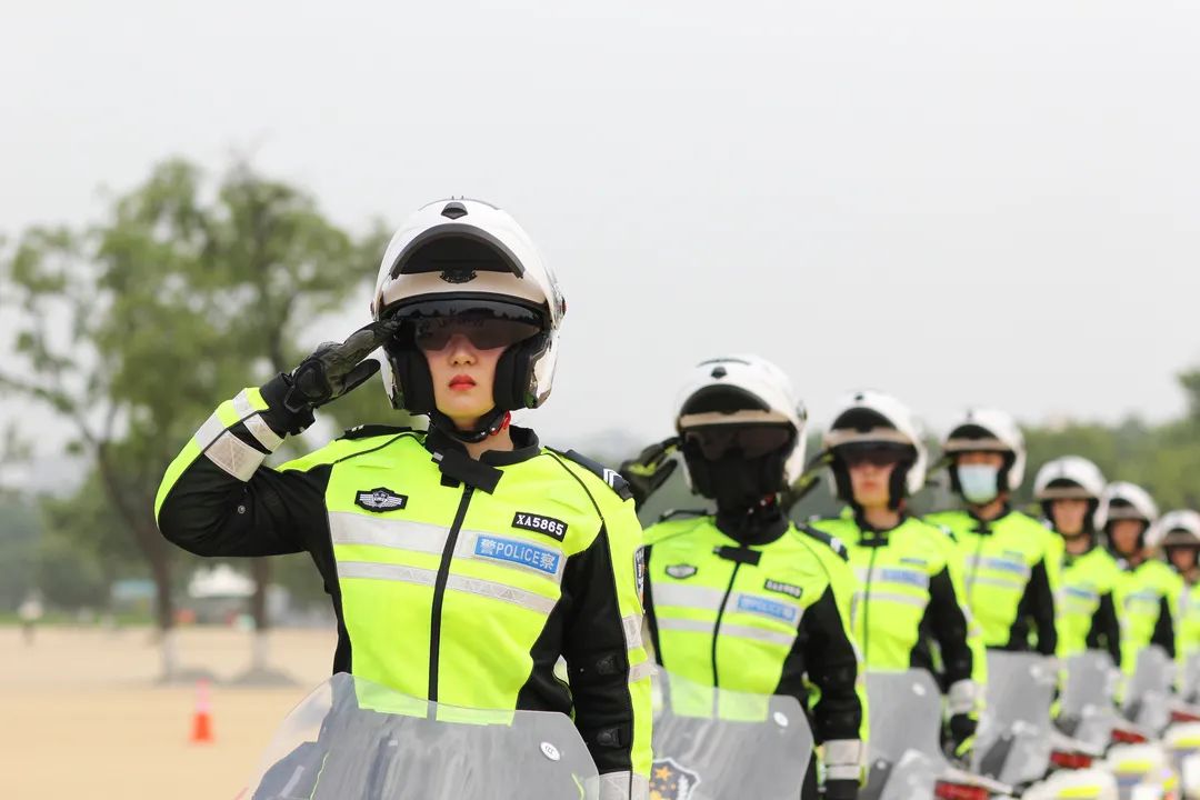 女子铁骑,带上头盔就是"蜀黍!