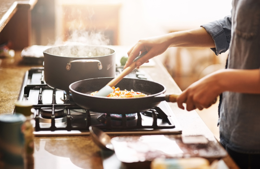 油烟机"厚油垢"怎么去除?多亏隔壁家政阿姨的妙招,油垢哗哗掉