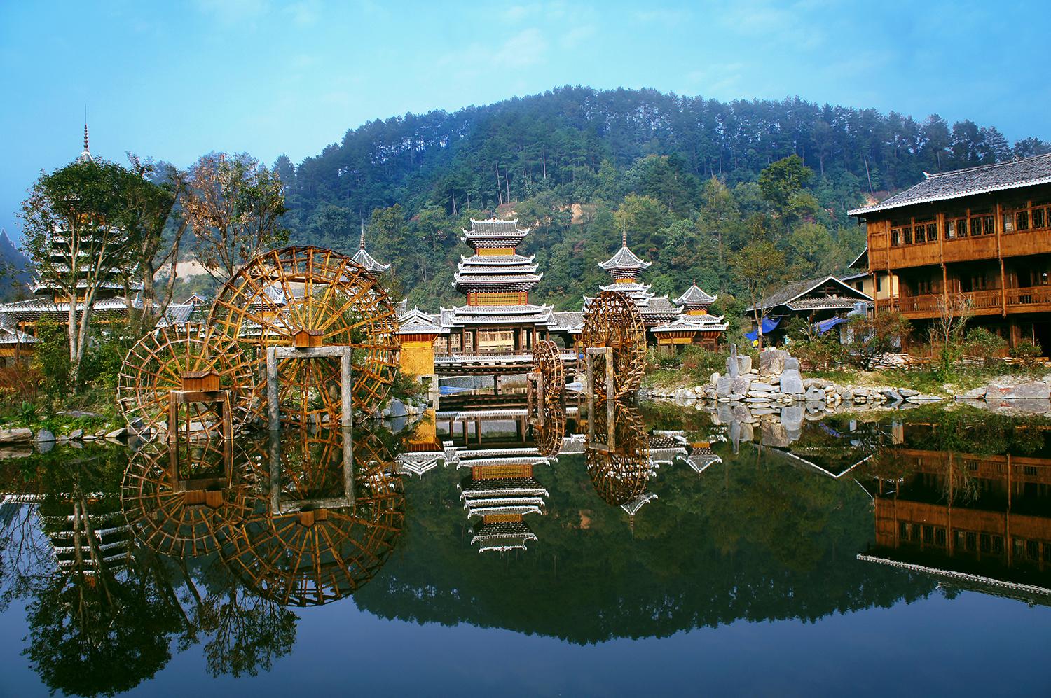 他48岁任省委常委兼洛阳市委书记,41岁任正厅,57岁任贵州省长