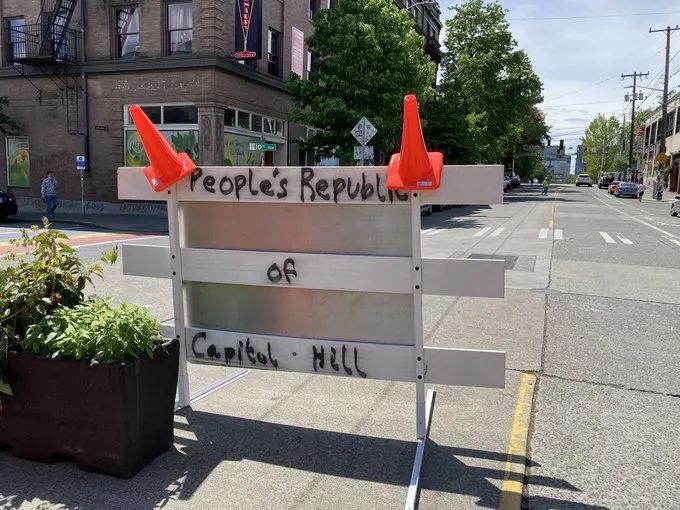 示威者成立自治区，特朗普大怒！当地市长回怼：躲回你的地堡！