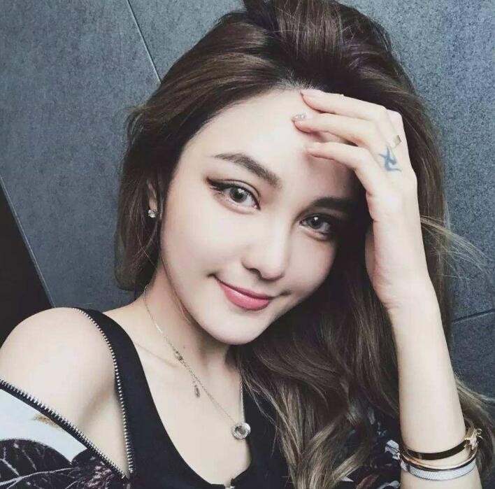 周扬青晒国外夜店照,面部僵硬惹争议,营销美貌遭吐槽