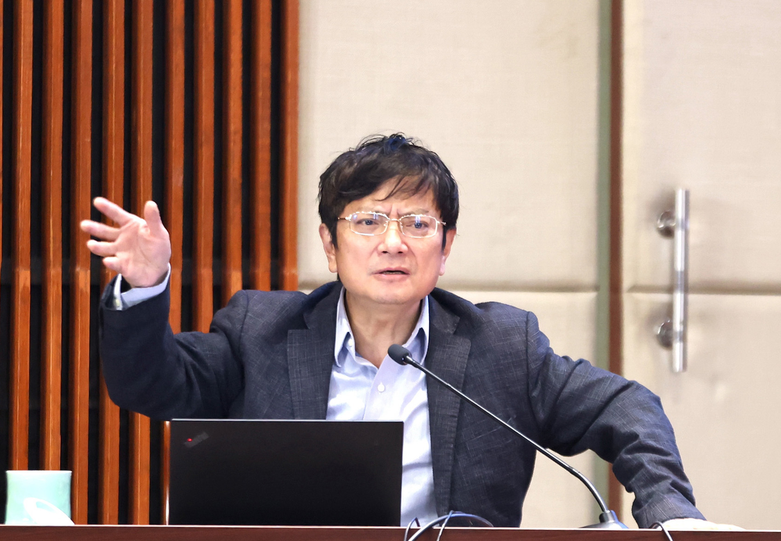 女生食堂偶遇郑强拉着合影"比耶","强哥"亲切配合