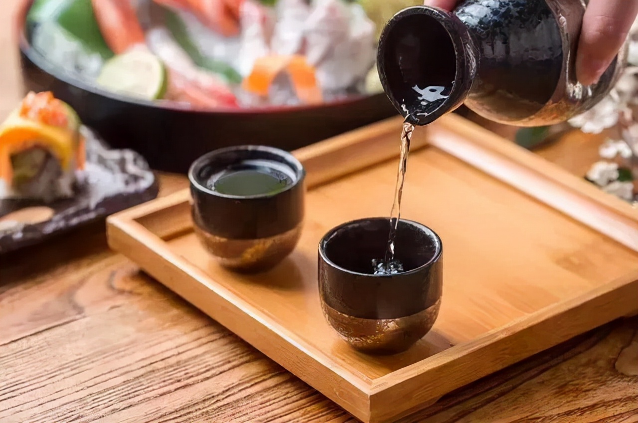 冬至温上一壶好酒,三五好友把酒言欢