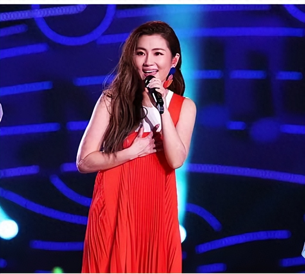 she成员任家萱官宣生子因烧伤孕期水肿厉害网友大喊恭喜