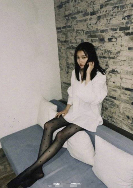 上帝给了关晓彤大长腿,却忽略了她的"希腊脚"?穿丝袜一瞬看懵了