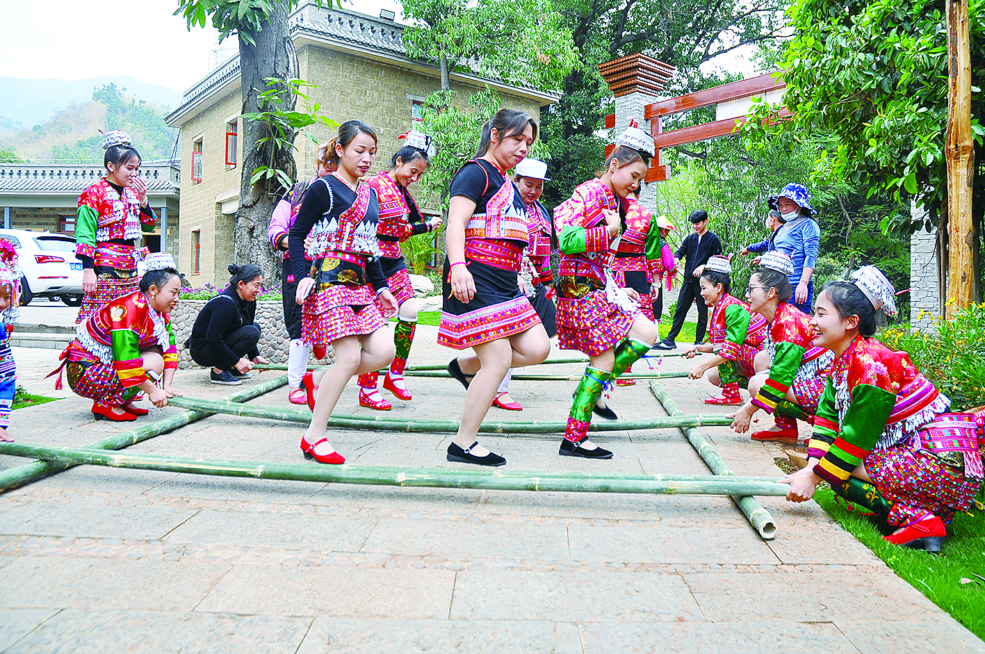 在"花腰田间"感受新平县戛洒镇民族团结进步创建成效