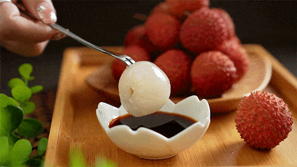 冷藏,做成荔枝冷泡茶,杨梅荔枝饮等等,还有广东人最爱的荔枝蘸酱油