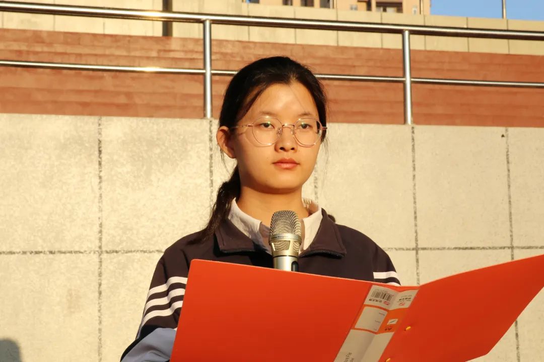 阜南一中举行"安全第一,生命至上"主题升旗仪式