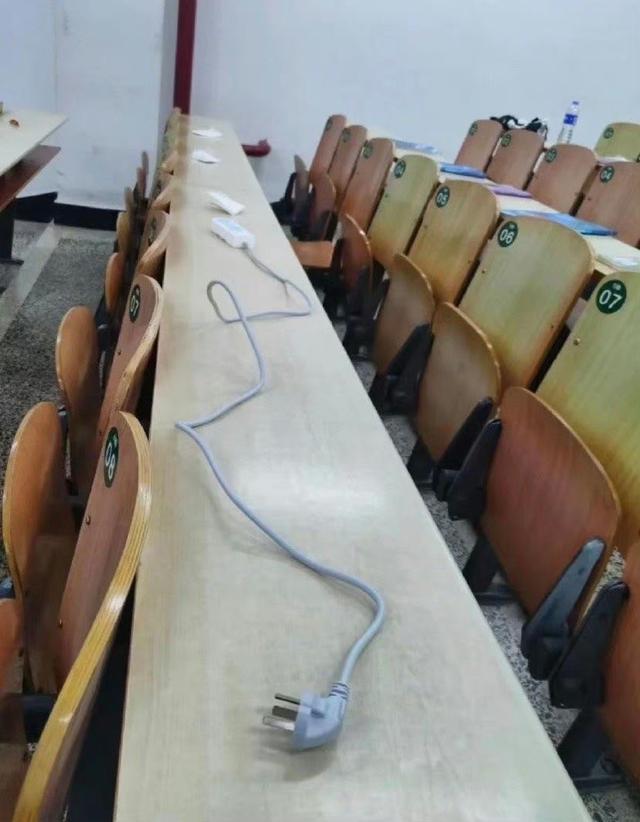 大学生新型占座方式笑翻众人,主打就是一个"信任",老师很生气