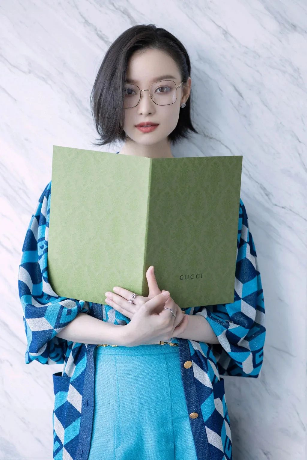 倪妮 在短发留长的过程中,也可以用鱼尾卷来度过尴尬期,精致女孩每个