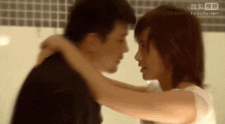 于是已有新男友的谭艾琳,在违背道德的边缘和伍岳峰藕断丝连,上演着