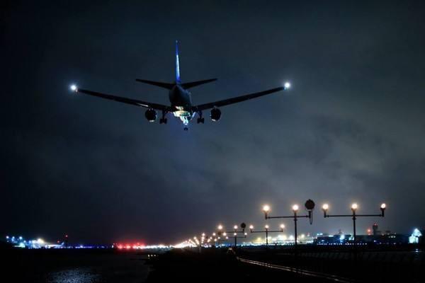 飞机的样子夜晚图片