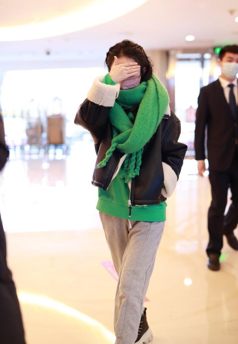 赵丽颖的衣品一言难尽,羊羔毛夹克挺洋气的,但绿围巾有点突兀