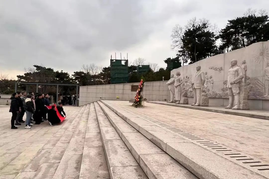 检察干警前往西山无名英雄纪念广场开展主题党日活动