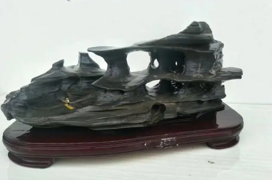 山东曹县的武陵石,只需稍微打磨雕刻,一块能卖超过800万元以上