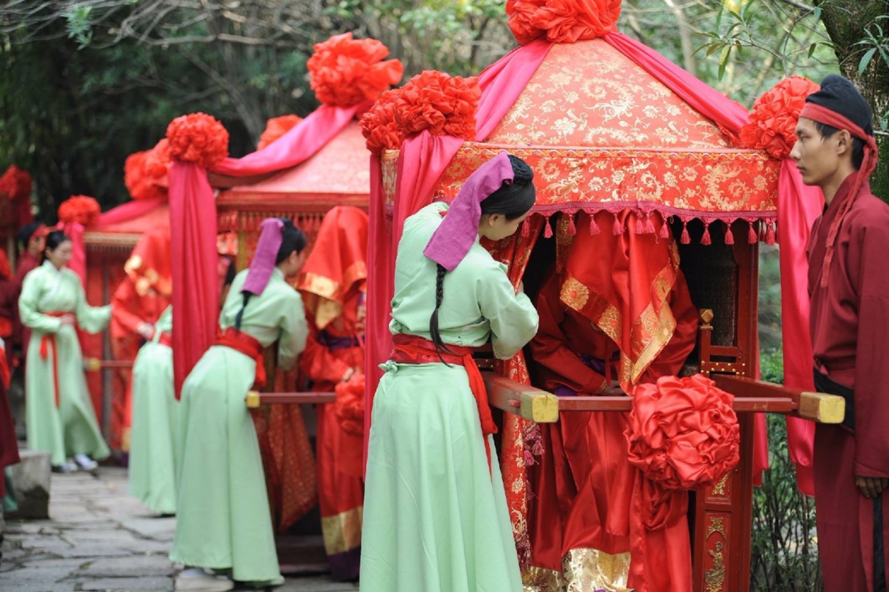 古代小姐大婚,会陪送几个丫环,那么丫环嫁过去后都干些什么活呢