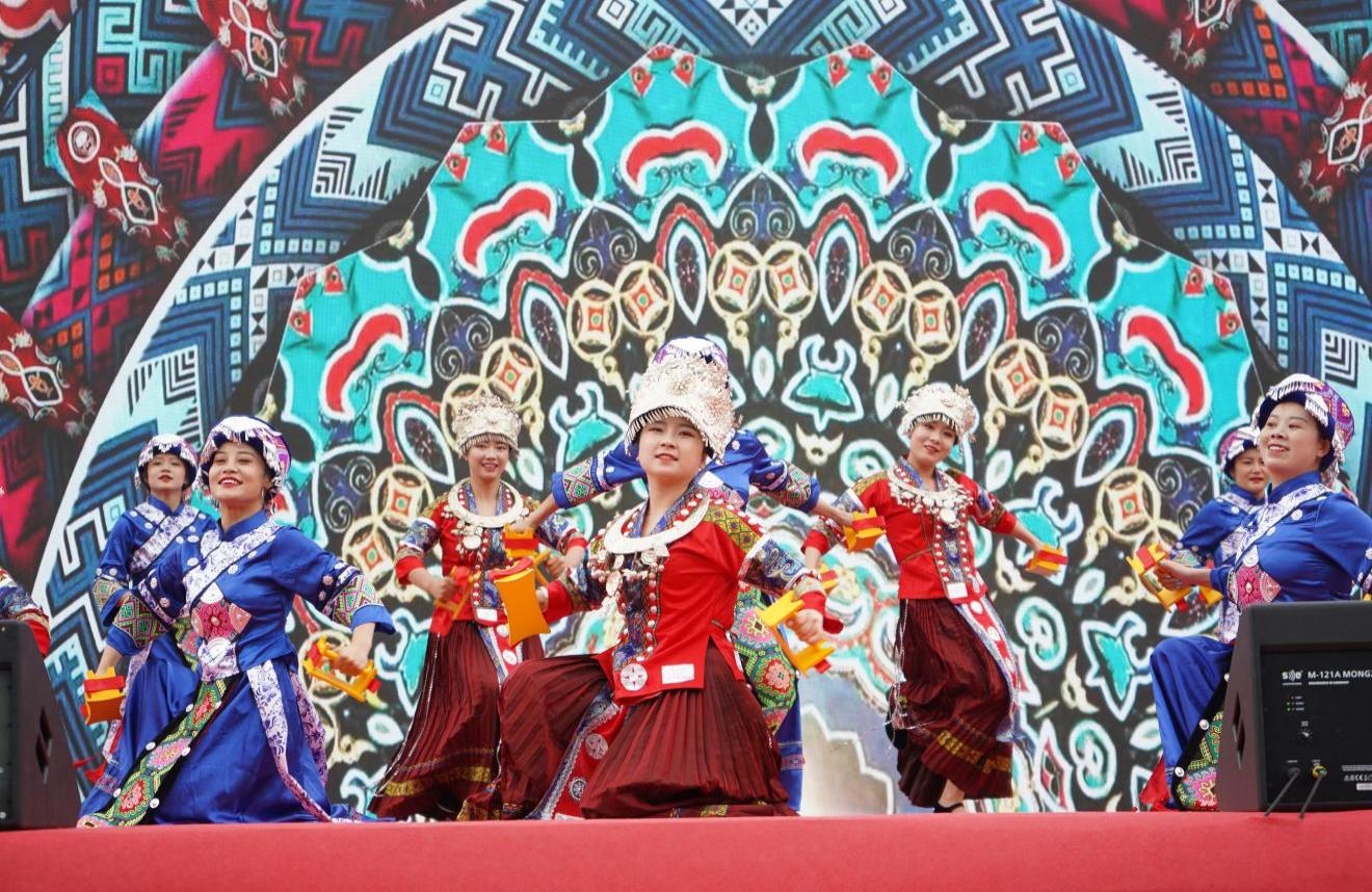 安龙县龙山镇第二届蜂糖李采摘节举行