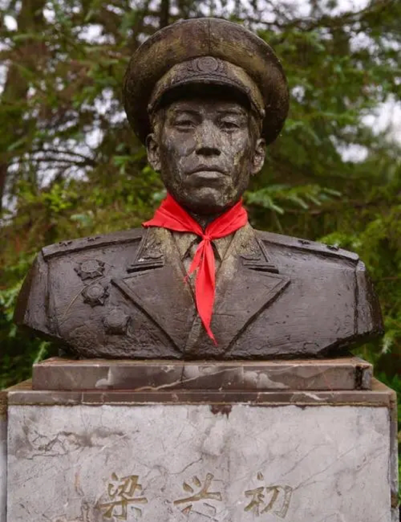 1973年,军区司令对调,秦基伟接替虎将梁兴初,接任成都军区