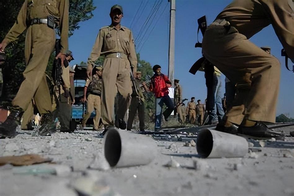 段,西段以及中段三个部分,其中西段接壤的是印巴争议区域克什米尔区域