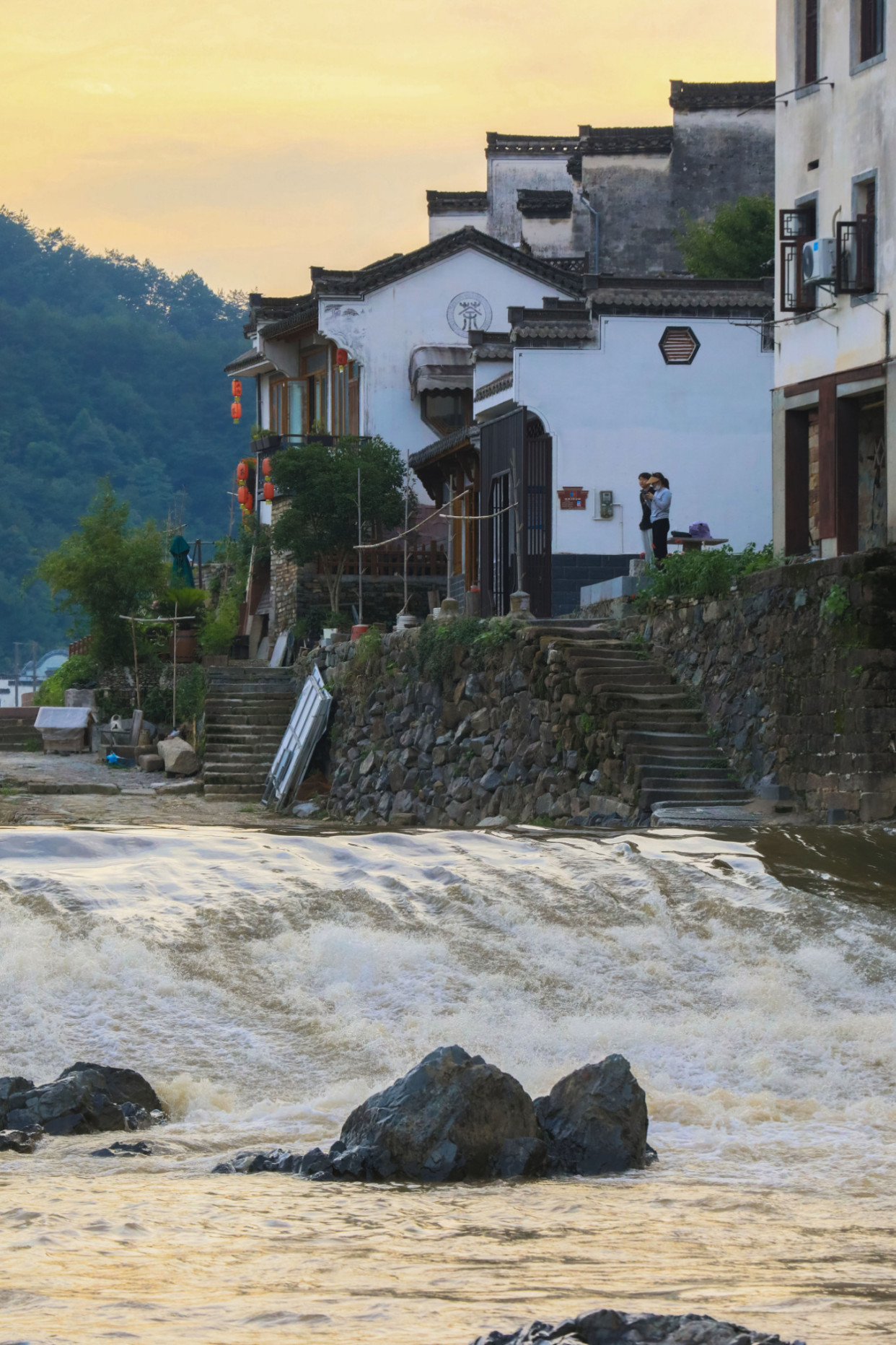 安徽歙县的渔梁坝,这里有黄山城区温柔的日落美景