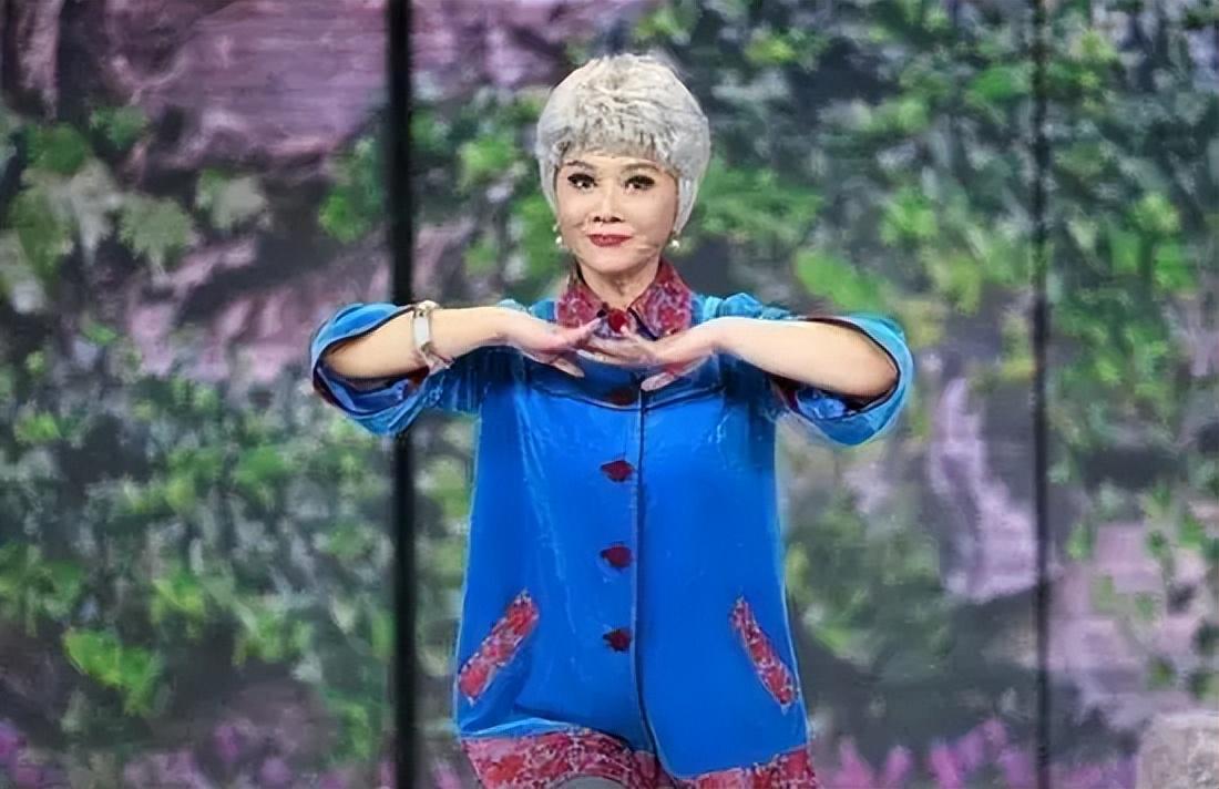 从"小品女王"到被喊"滚出春晚",蔡明到底做错了什么?