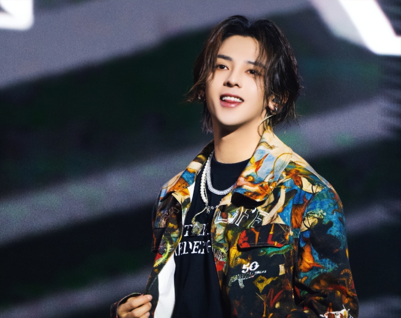 追星出现爽文,路人对粉丝指手画脚,符龙飞下场替粉丝怼路人?