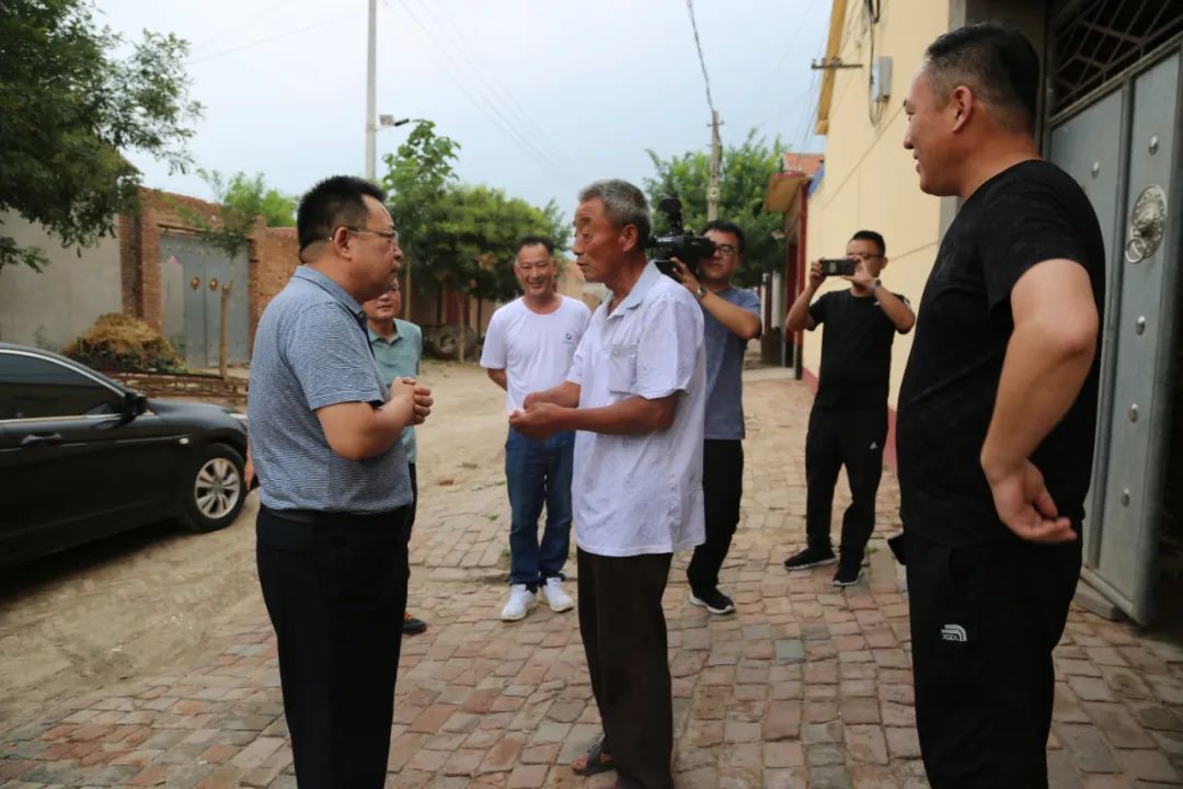 杨双桥到新县镇杨村调研脱贫攻坚工作