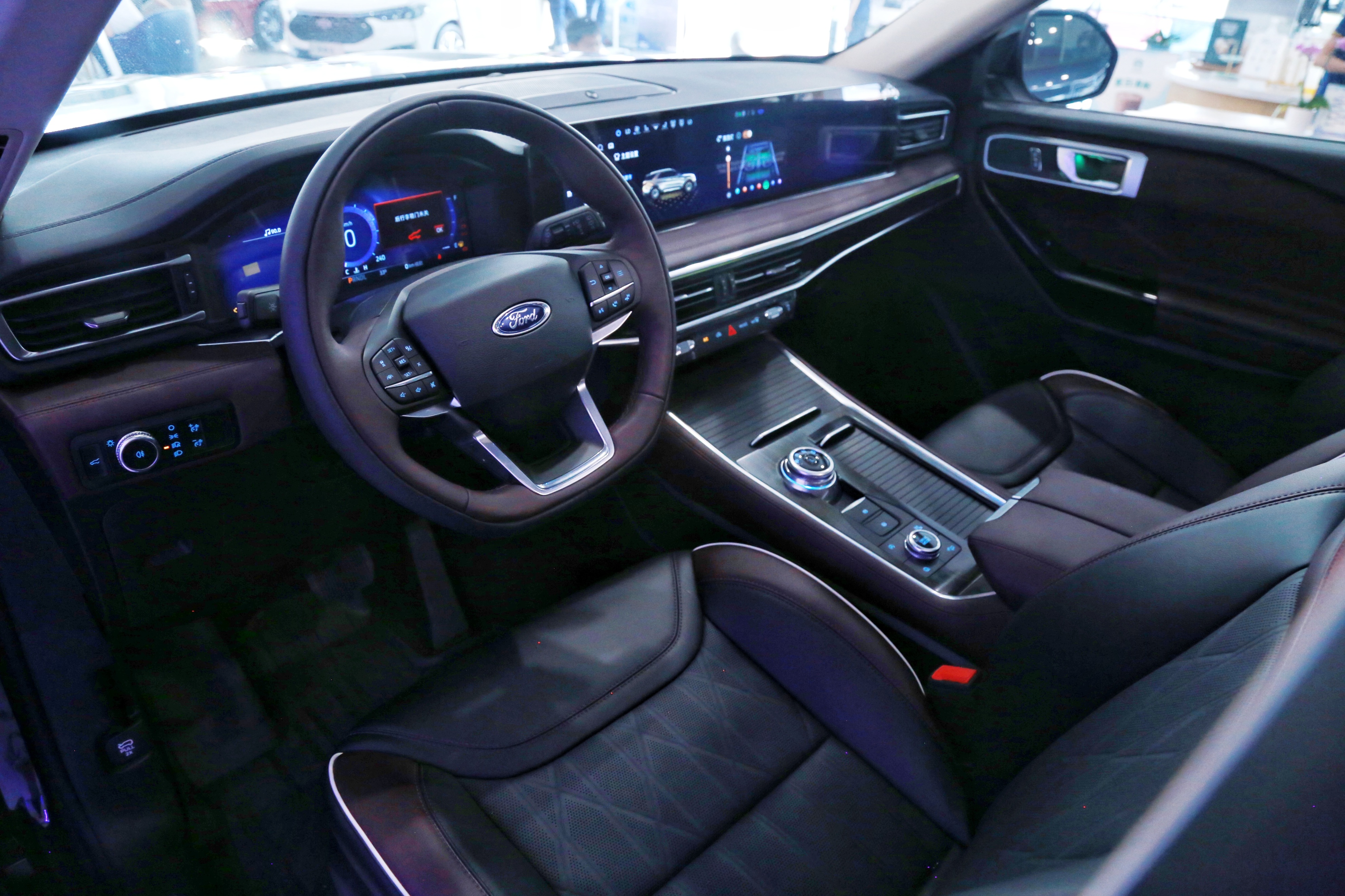 探店全新福特探险者:27英寸超大中控屏,硬汉也多了一丝柔情