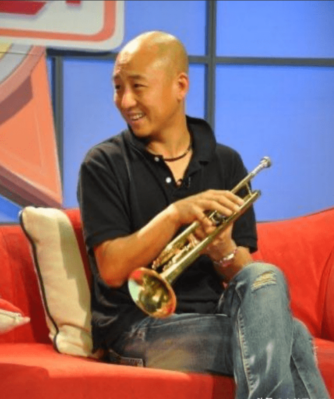 看看窦唯,老狼的现状,才发现周晓鸥已经走上了另一条"大道"