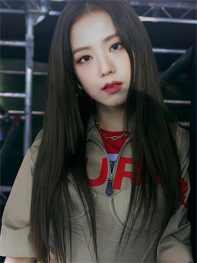 金智秀承认恋情后,首现身机场,跟网友有爱互动!