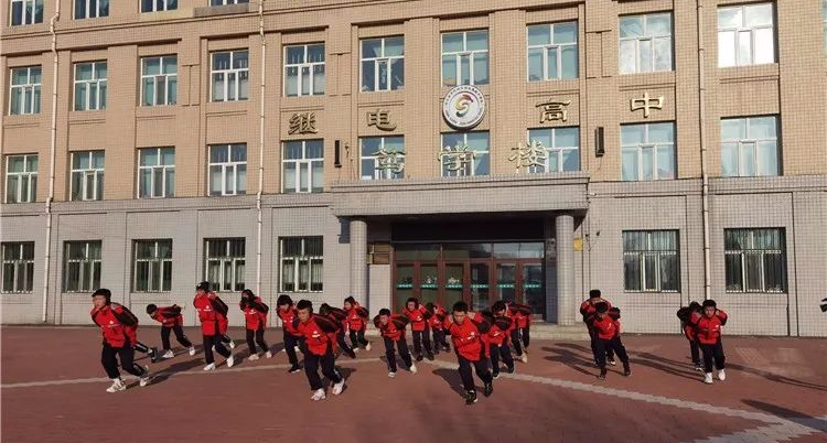 阿城区继电高级中学校举行冰球开冰仪式
