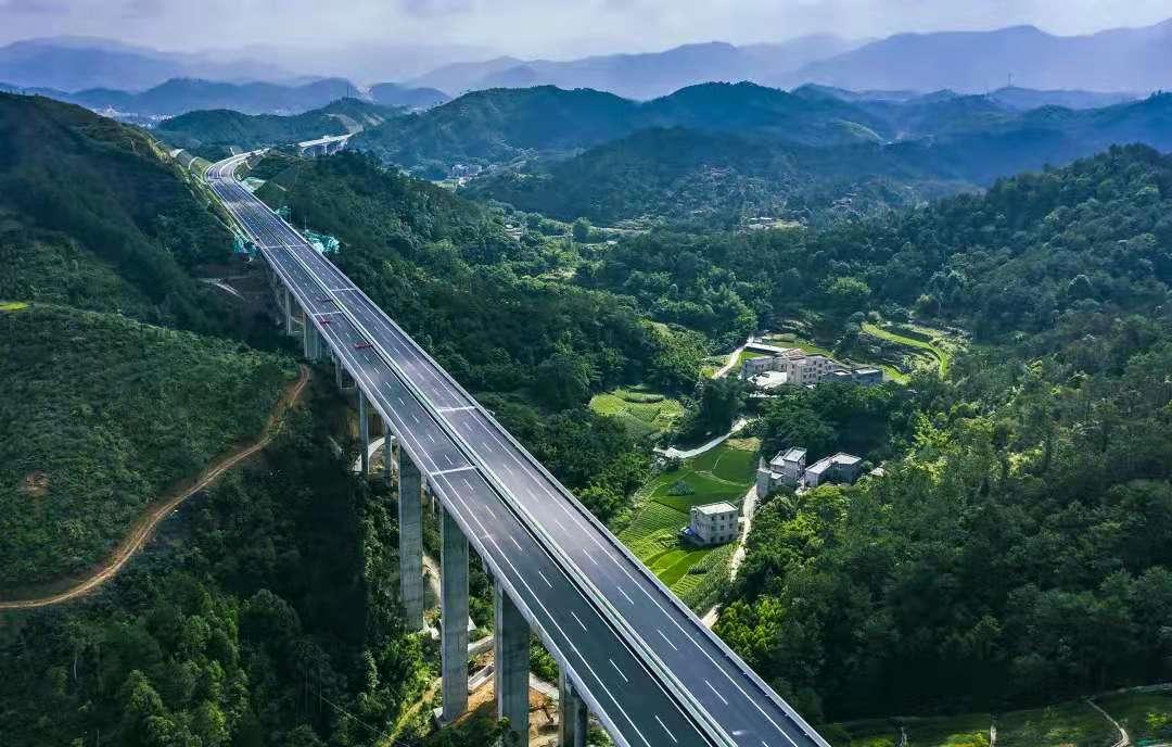 "九大行动"进行时 | 云浮高速公路沿线变风景线