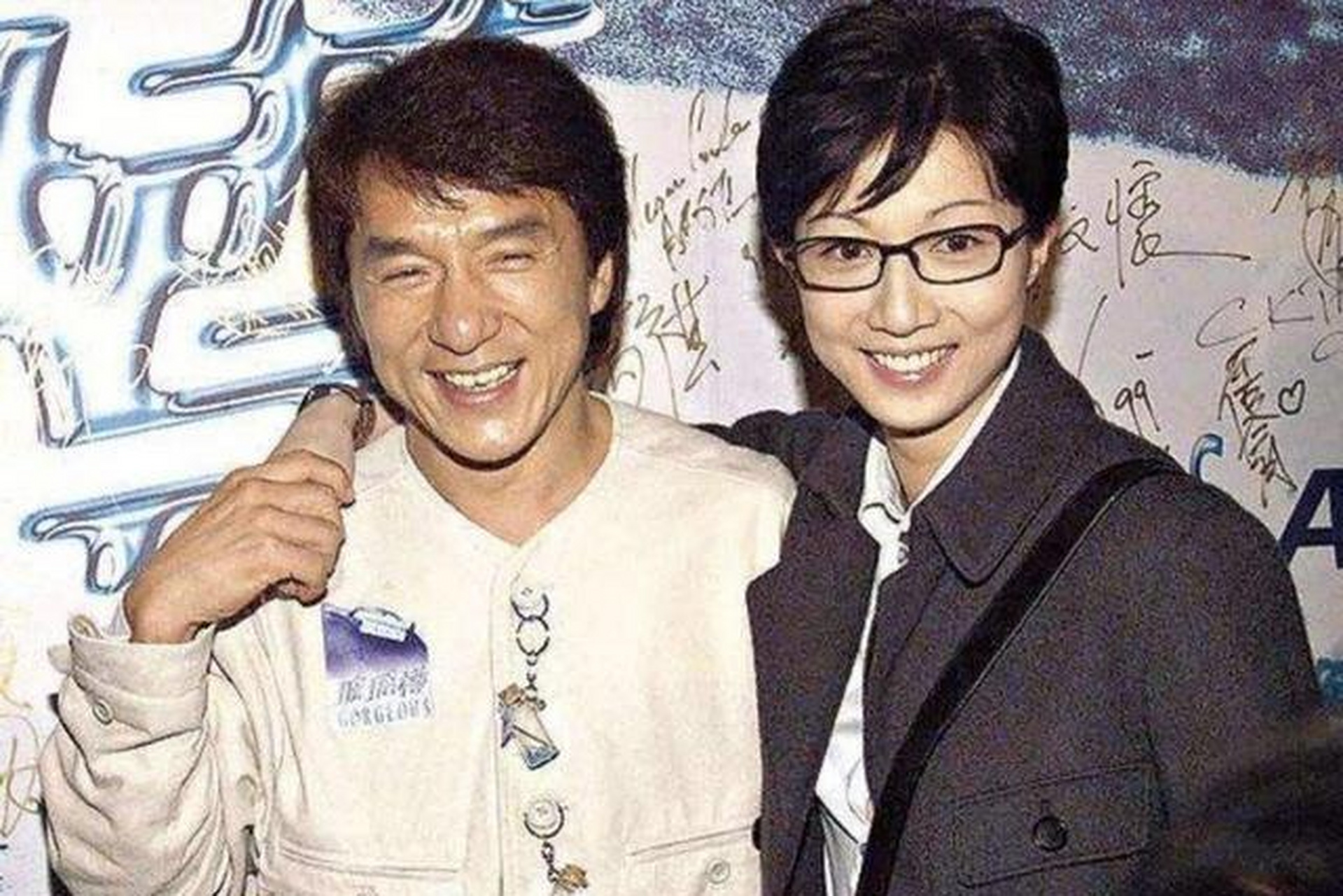 吴绮莉,给成龙生完孩子以后,母亲带给她的伤害超过人们想象