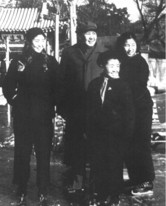 图|毛主席,李敏,李讷,毛远新在滑冰场