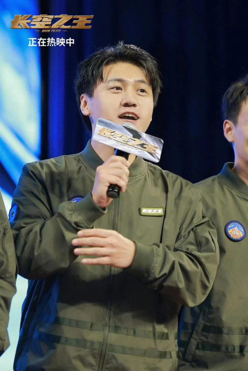 卜钰现身《长空之王》路演武汉站