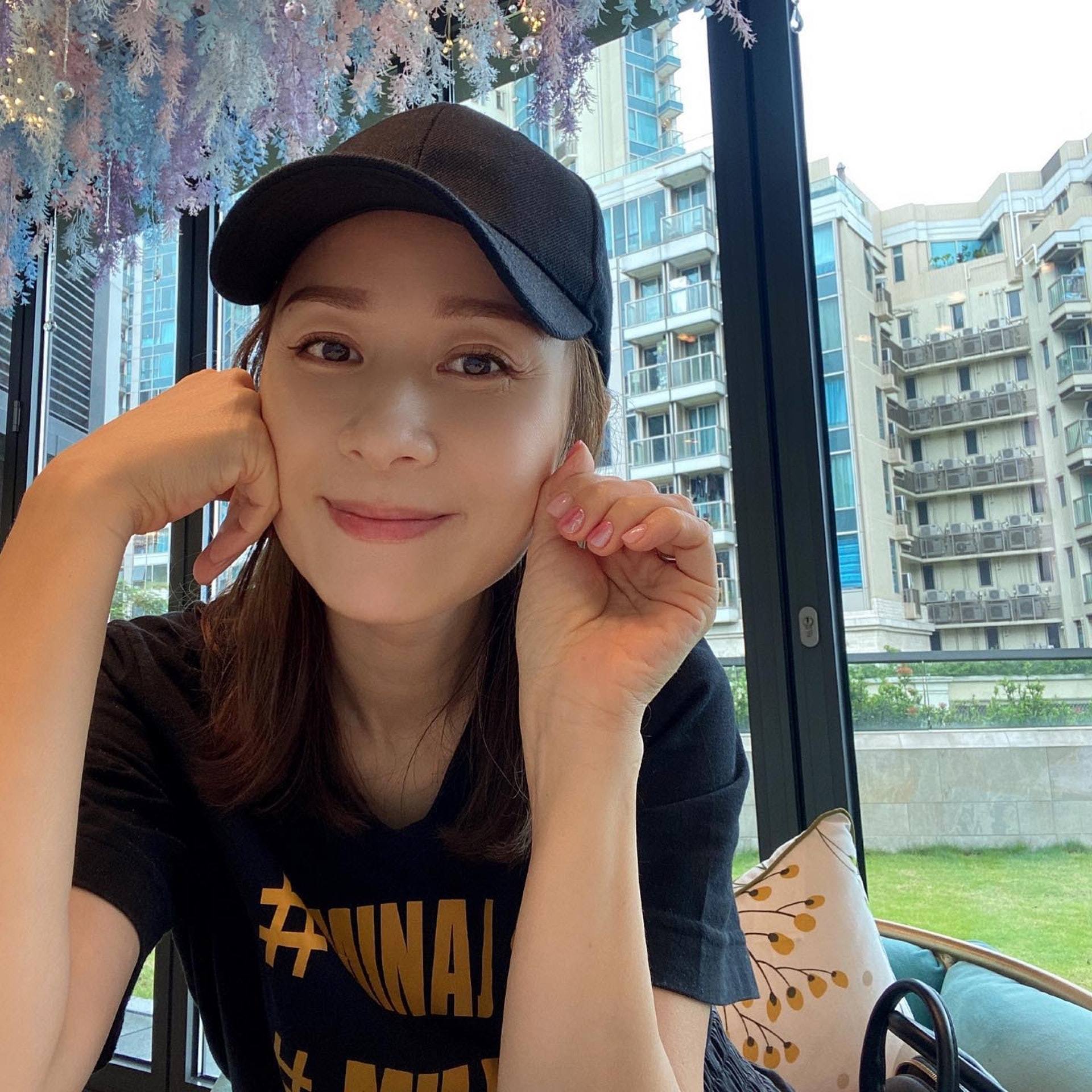 tvb前女星邝文珣近照美艳动人!复出做网红,嫁富商成三孩之母