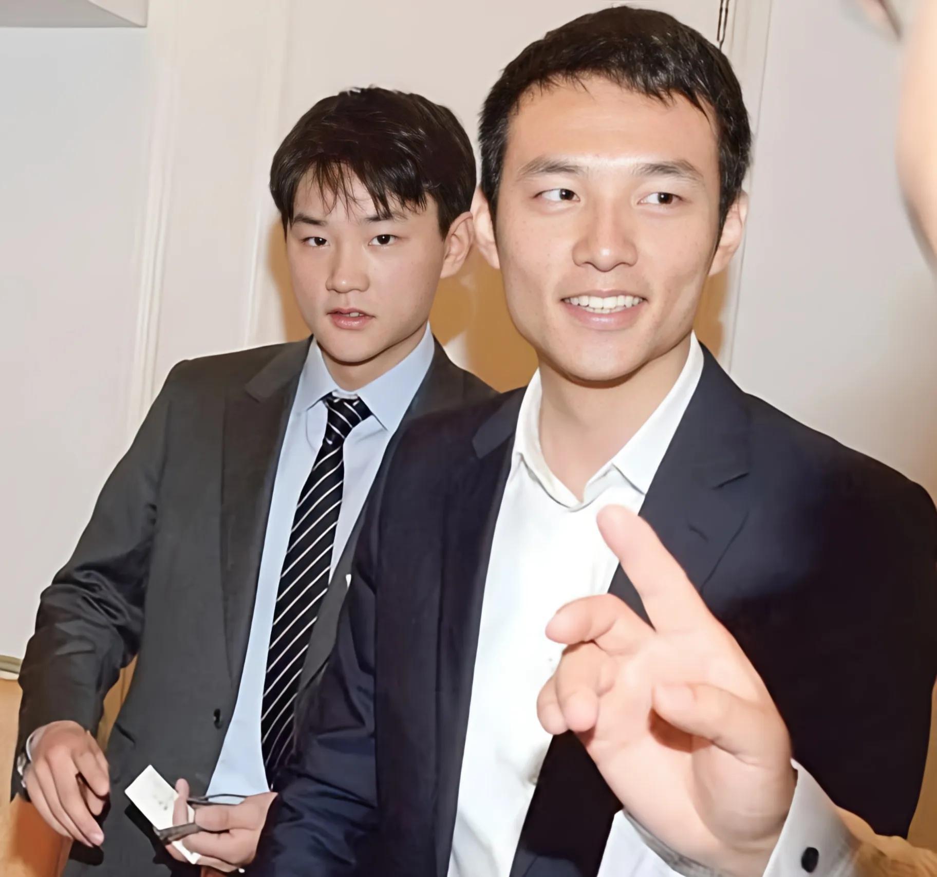 霍英东家族最全同框!37岁霍启中罕露面,二房成员现身紧挨霍震霆