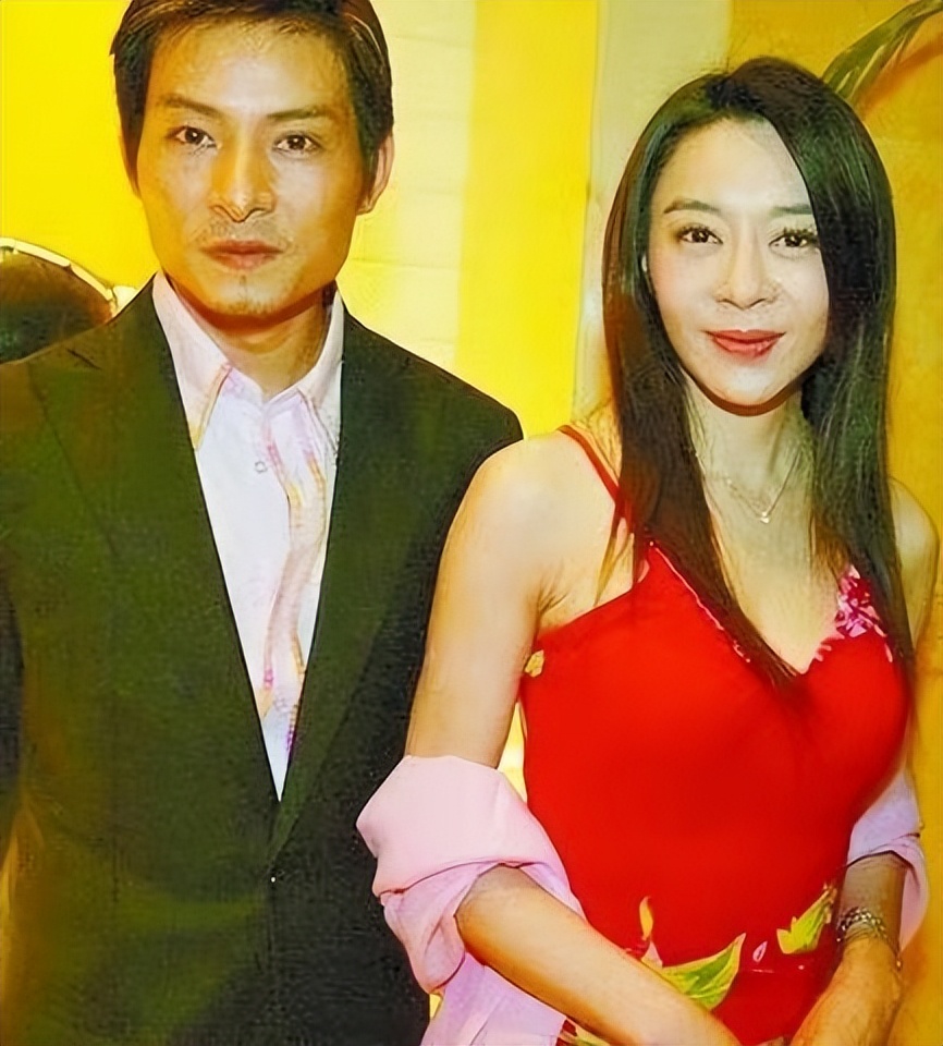 原来她才是刘德华唯一公开承认的女友,48岁穿衬衫裙很优雅