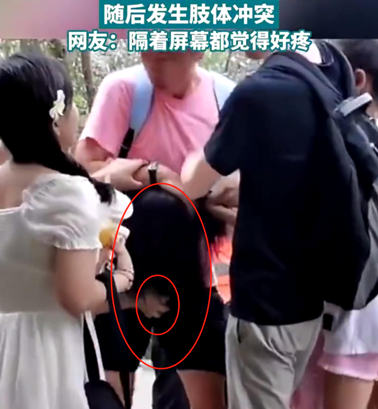 毁三观!景区女子大力抓住男子要害部位,网友:隔着屏幕都觉得疼