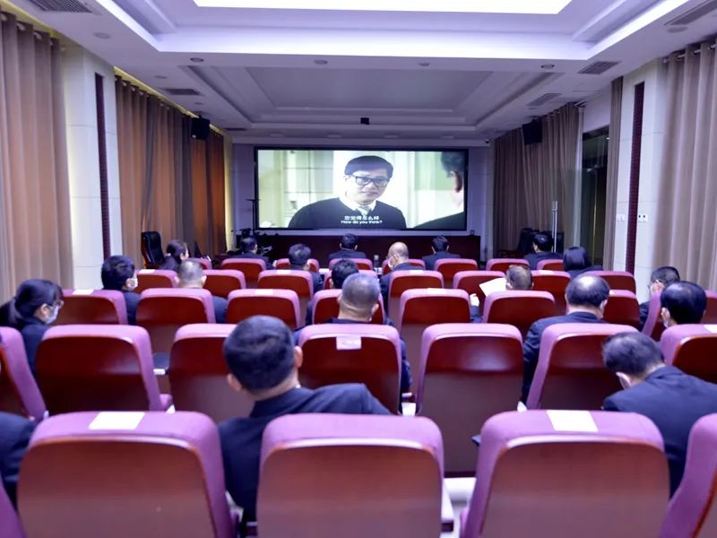 教育整顿进行时丨单县法院组织干警观看电影《邹碧华》